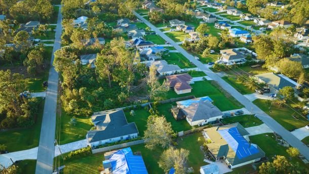 HOMES WITH BLUE TARPS ON ROOF